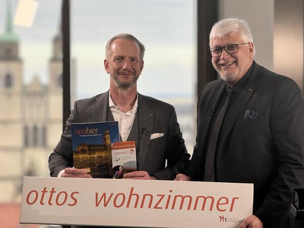 Ulrich Schmidt spricht in ottos wohnzimmer ber die Stiftung Elternhaus